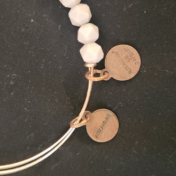 NWOT Alex and Ani Daisy Bracelet Daisy's - Picture 3 of 4